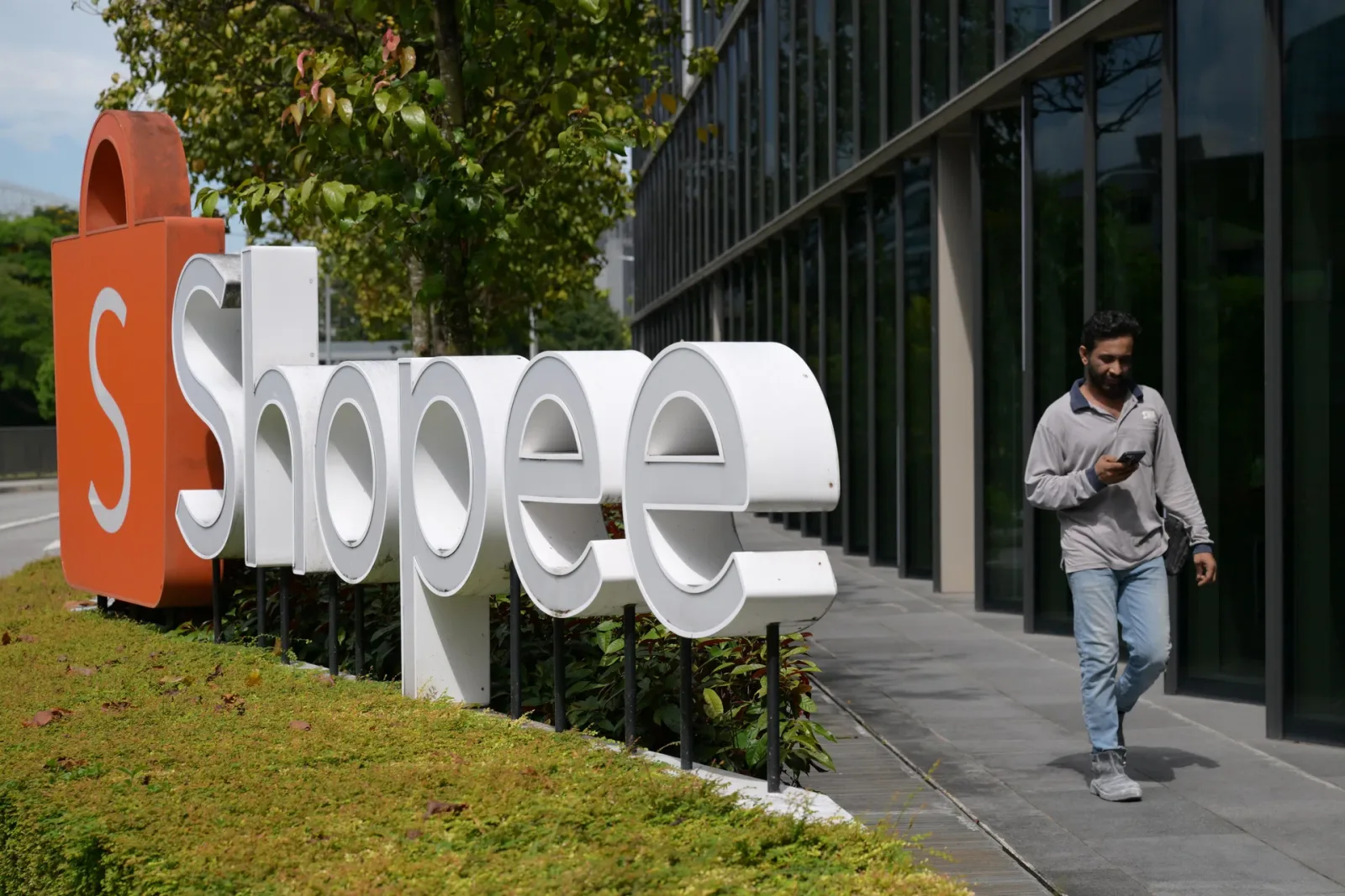 E-commerce Layoffs: What Awaits Lazada and Shopee Sellers?